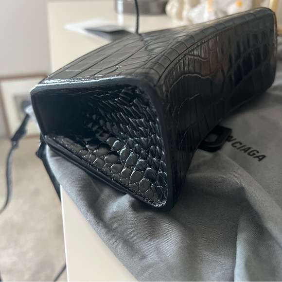 Black Crocodile Embossed Handbag - Picture 2 of 9